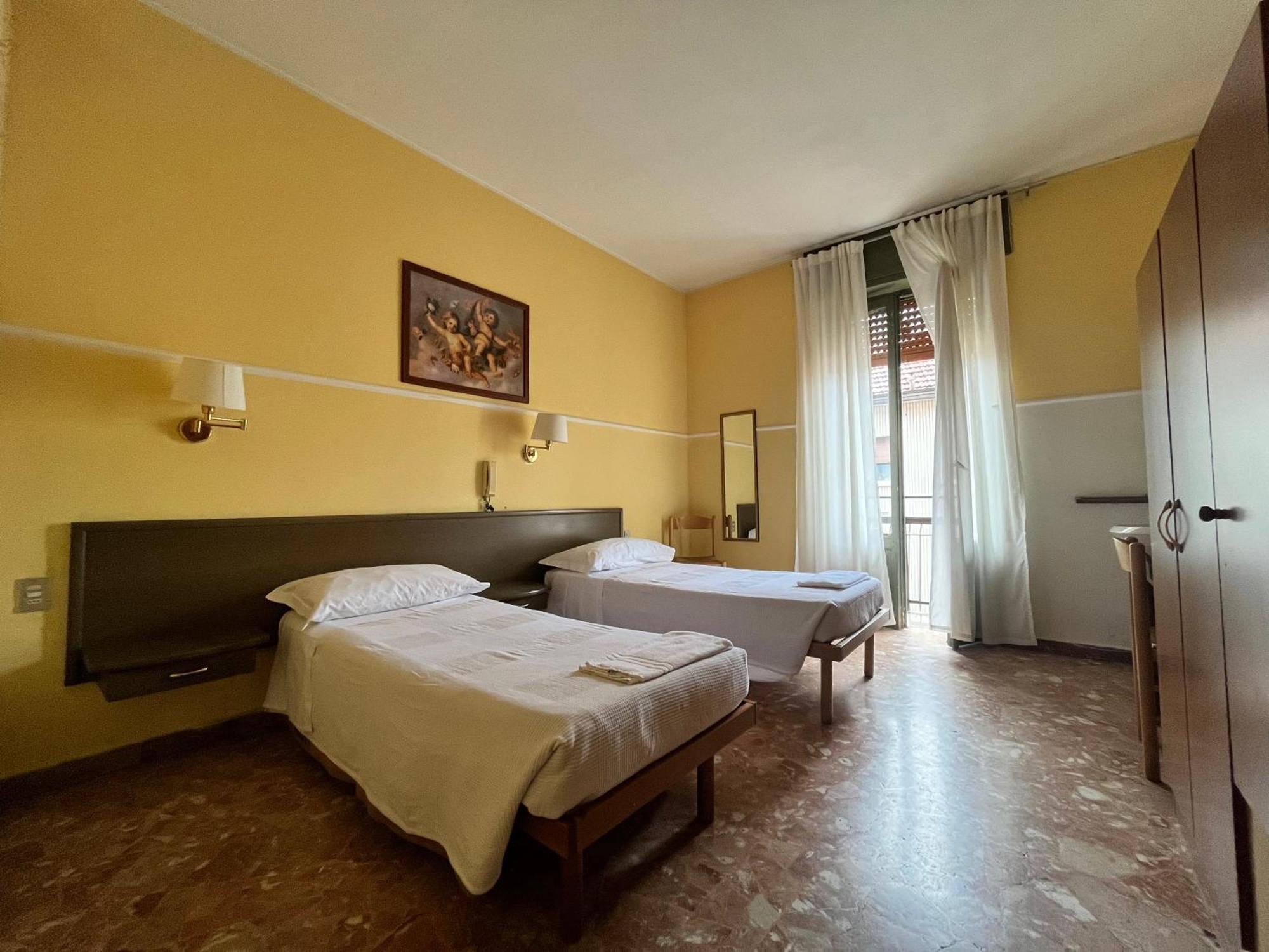 Hotel Parini Cesano Boscone Kültér fotó