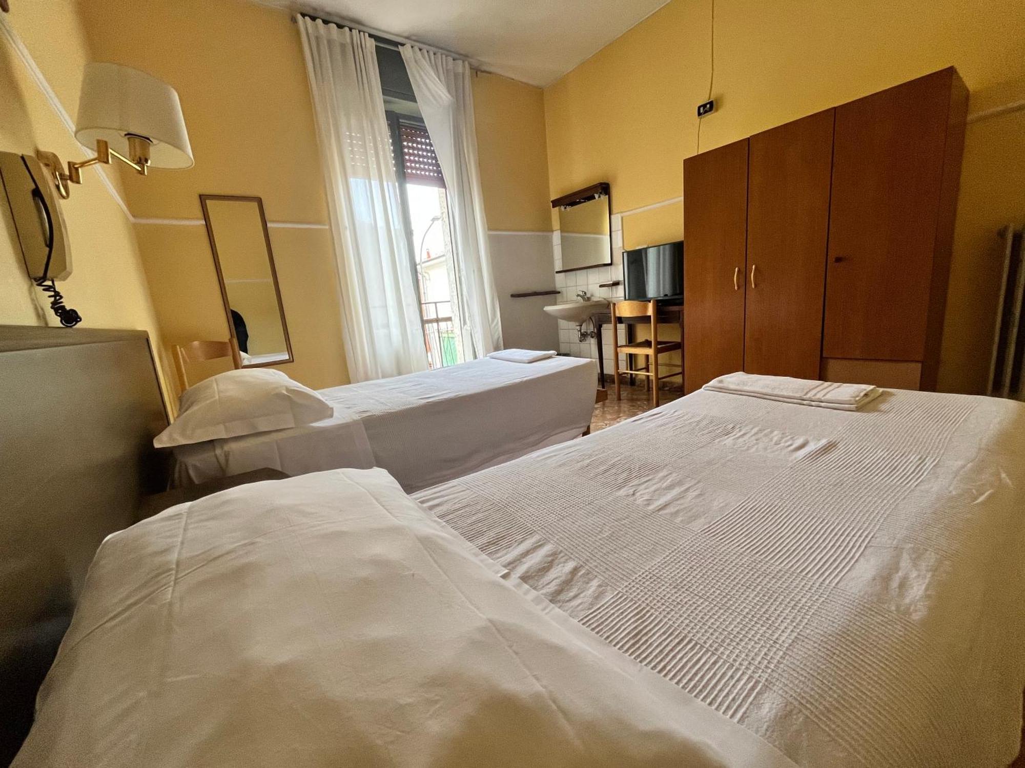 Hotel Parini Cesano Boscone Kültér fotó